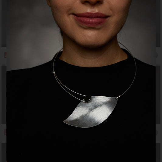 FICA 1 Simple and Elegant Front closing leaf shaped necklace