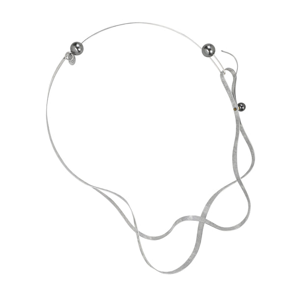 VIBE 3 An Up-Do Delicate Wavy Necklace from the SOUND Collection with Simulated Pearls