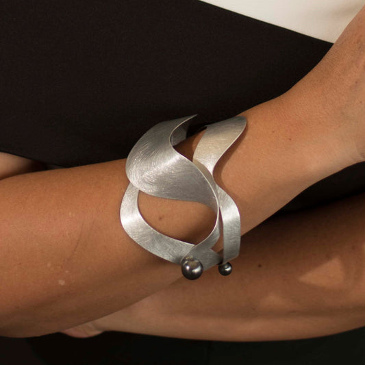 SOUND | VIBE Substantial Mid-Arm Wavy Cuff