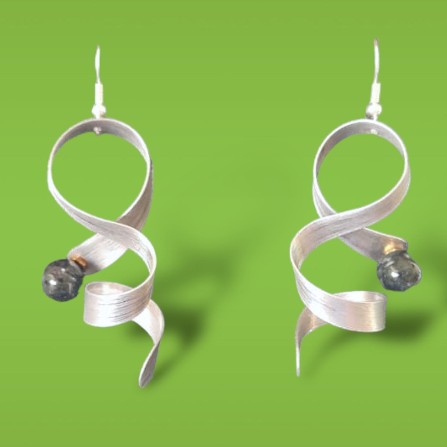 SPIRAL Swirling dangle earring with simulated pearl