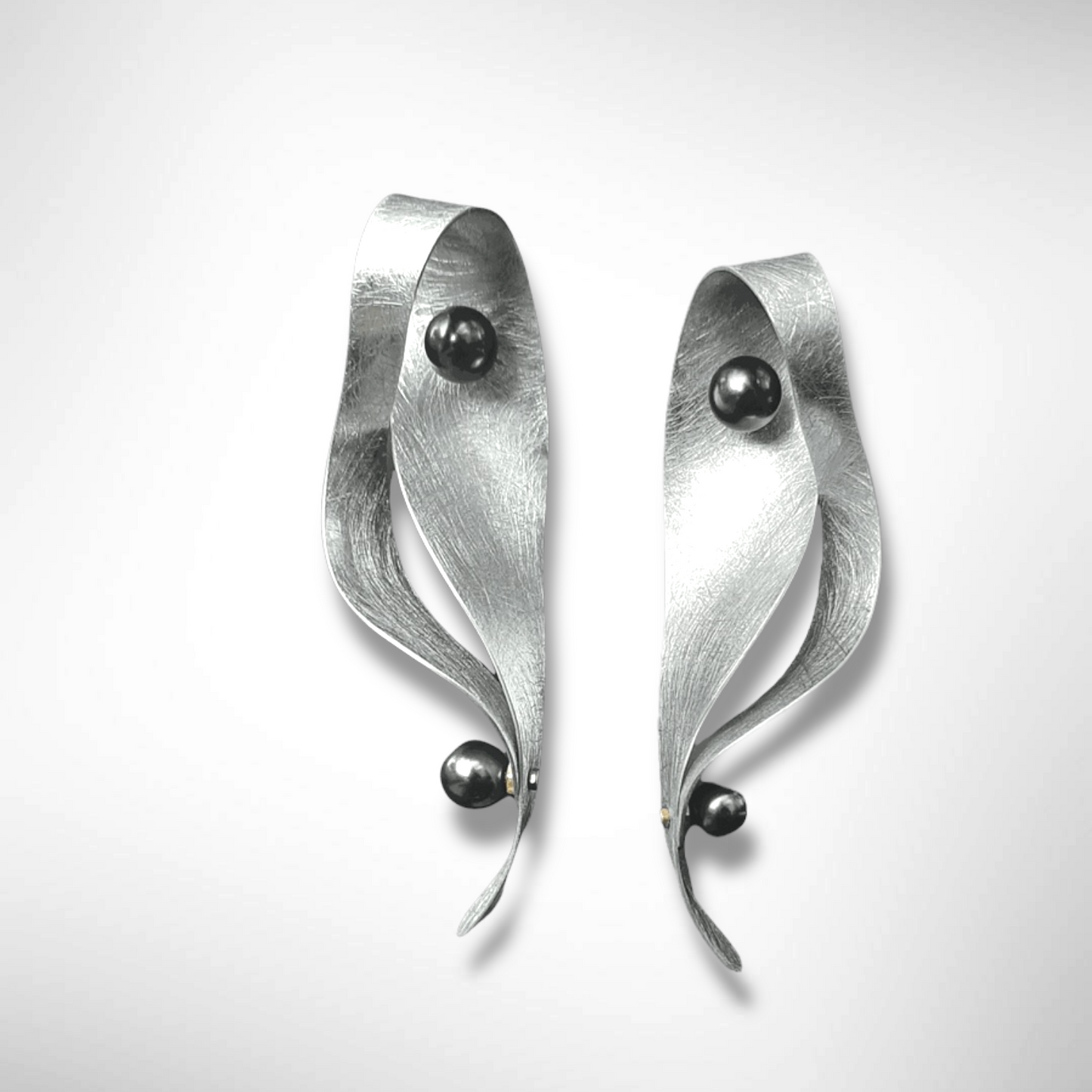 VIBE 2 Long Multi-Dimential Wavy Dangle Post Earrings from the SOUND Collection with Simulated Pearls