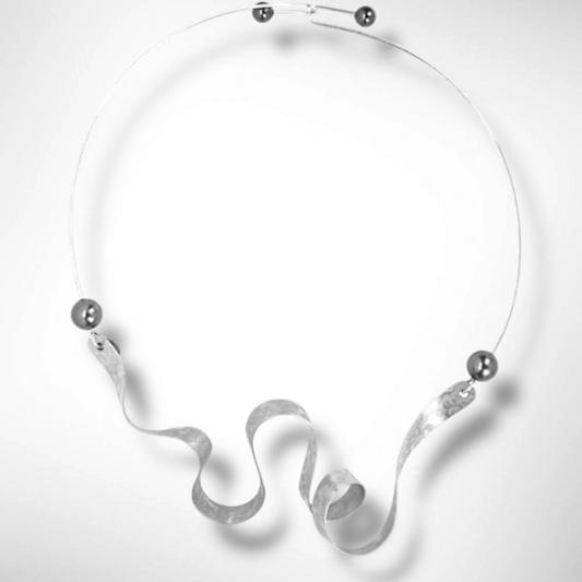 SOUND | VIBE 2 A Simple and Delicate Sound Wave Necklace with Simulated Pearls