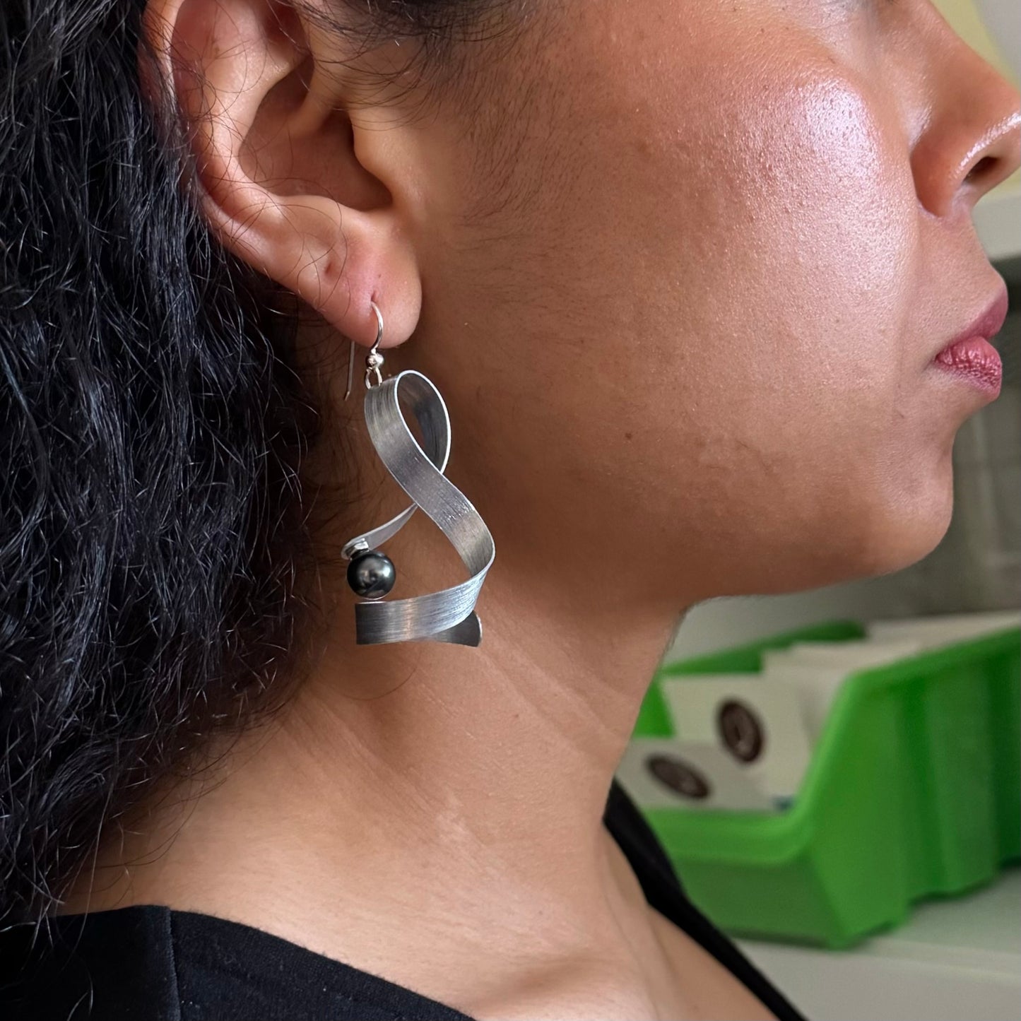 SPIRAL Swirling dangle earring with simulated pearl