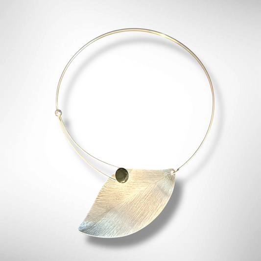 FICA 1  Simple and Elegant Front closing leaf shaped necklace