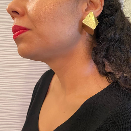 SHARE 1 Compact Angular Gold-Tone Post from the FIGURE Collection