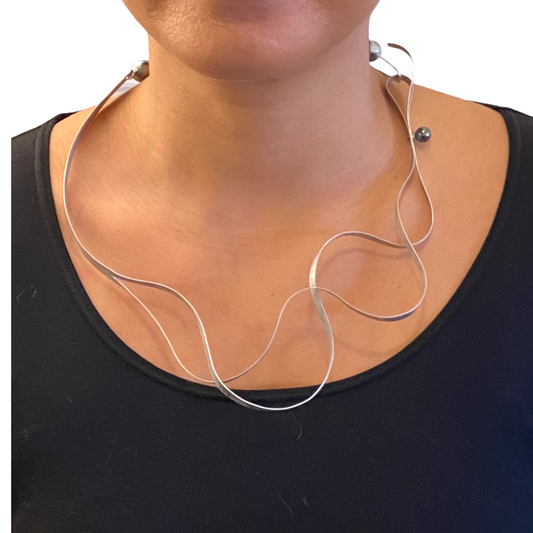 SOUND | VIBE 3 An Up-Do Delicate Wavy Necklace with Simulated Pearls